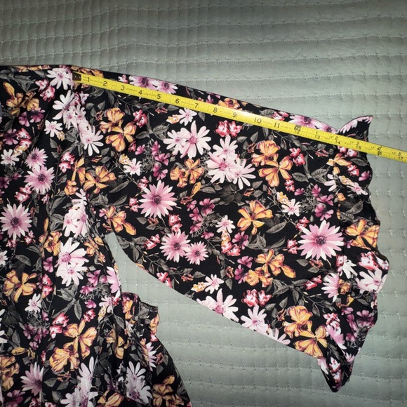 Easel Black Floral Ruffle Sleeve peplum Blouse. (No belt). Size Small. VVGUC - Picture 9 of 10